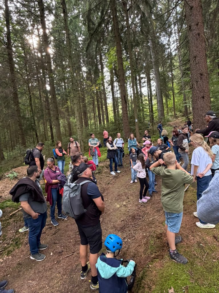 Wandergruppe bei einem Zwischenstopp im Wald oberhalb von Stockheim